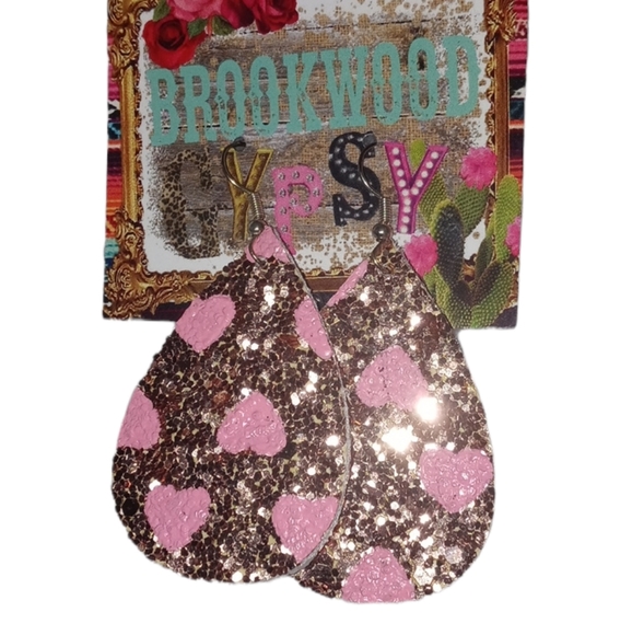 Jewelry - Gold glitter earrings with pink heart pattern